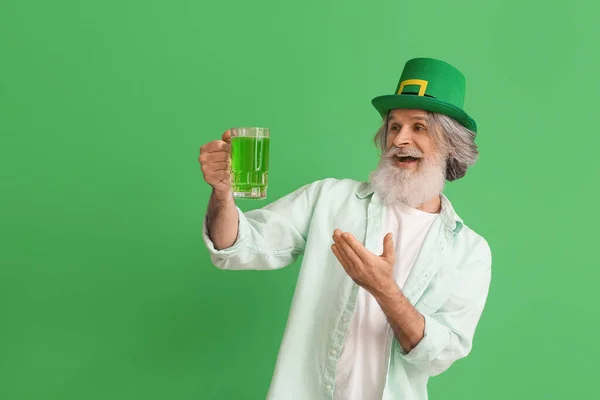 Senior Man Hatt Med Ett Glas Grön Bakgrund Patrick Day — Stockfoto