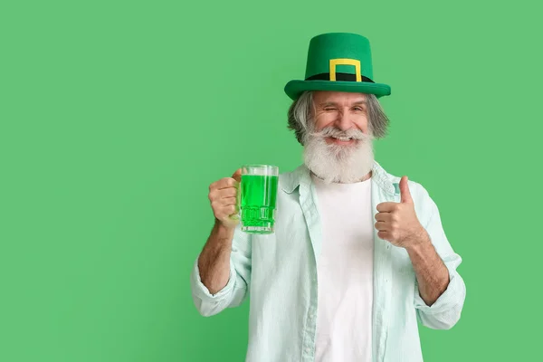 Senior Man Met Hoed Een Glas Bier Met Duim Omhoog — Stockfoto