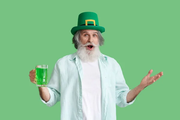 Sorpreso Uomo Anziano Cappello Con Bicchiere Birra Sfondo Verde Festa — Foto Stock