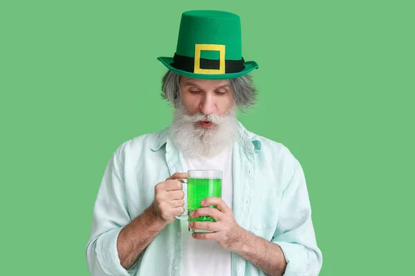 Sorprendido Hombre Mayor Sombrero Con Vaso Cerveza Sobre Fondo Verde —  Fotos de Stock