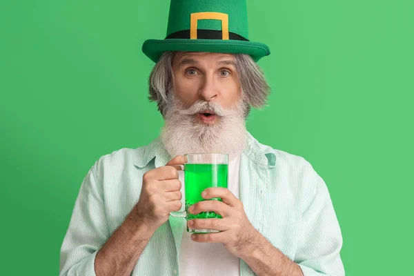 Sorprendido Hombre Mayor Sombrero Con Vaso Cerveza Sobre Fondo Verde —  Fotos de Stock