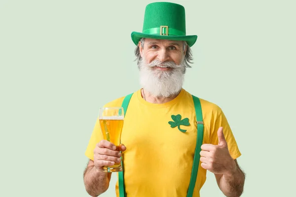 Hombre Mayor Con Sombrero Verde Con Vaso Cerveza Mostrando Pulgar — Foto de Stock