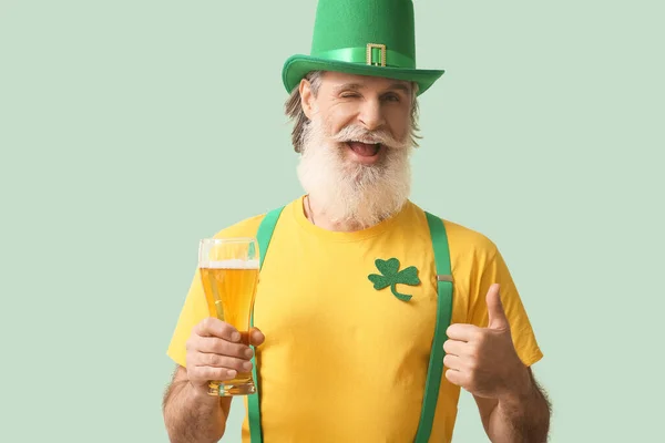 Homem Sênior Chapéu Verde Com Copo Cerveja Fundo Claro Celebração — Fotografia de Stock