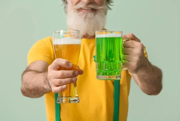 Älterer Mann Mit Biergläsern Auf Hellem Hintergrund Nahaufnahme Patrick Day — Stockfoto