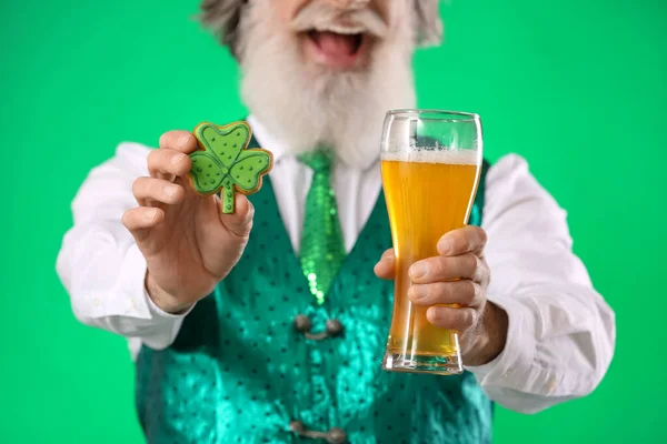 Älterer Mann Mit Keks Und Einem Glas Bier Auf Grünem — Stockfoto