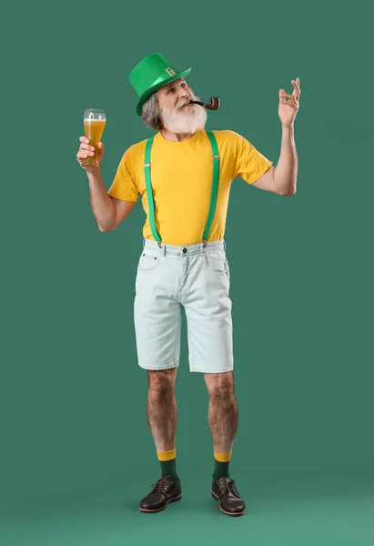 Senior Man Smoking Pipe Glass Beer Green Background Patrick Day — Stock Photo, Image