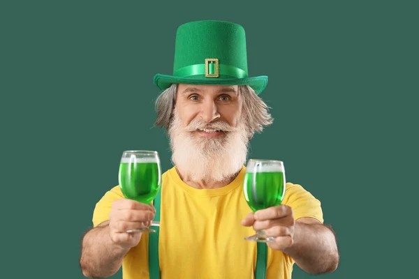 Hombre Mayor Con Cerveza Sobre Fondo Verde Celebración Del Día — Foto de Stock