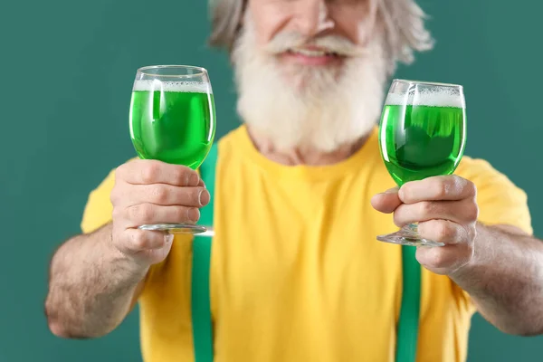 Homme Âgé Avec Bière Sur Fond Vert Gros Plan Célébration — Photo