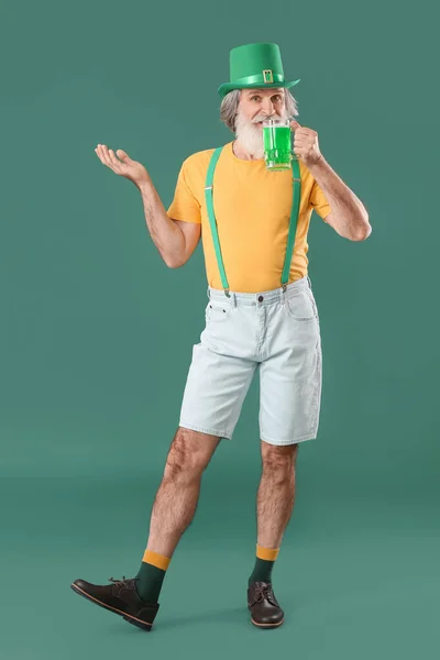 Senior Man Glass Beer Green Background Patrick Day Celebration — Stock Photo, Image