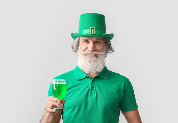 Senior Man Met Groene Hoed Met Bier Lichte Achtergrond Patrick — Stockfoto