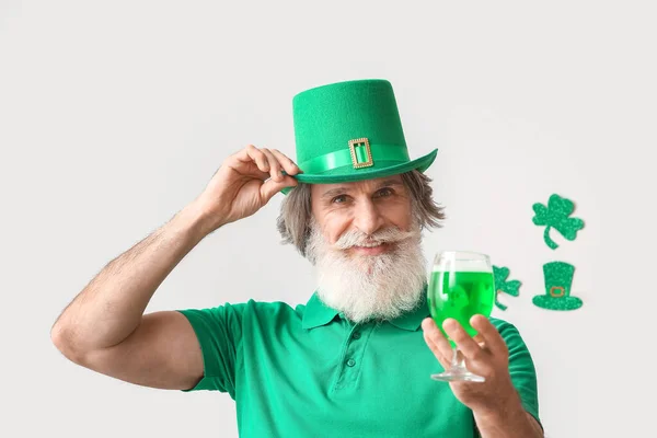 Homme Âgé Chapeau Vert Avec Bière Sur Fond Clair Célébration — Photo
