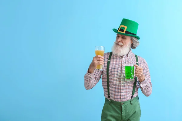 Hombre Mayor Con Vasos Cerveza Sobre Fondo Azul Celebración Del —  Fotos de Stock