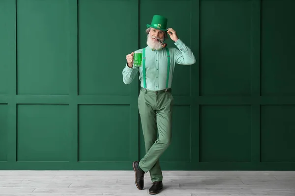 Uomo Anziano Con Pipa Fumante Bicchiere Birra Vicino Muro Verde — Foto Stock