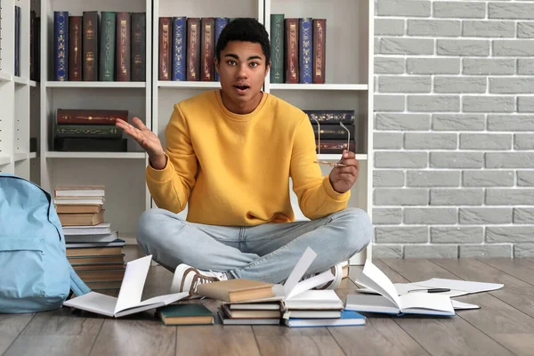 Emotionaler Afroamerikanischer Student Studiert Bibliothek — Stockfoto