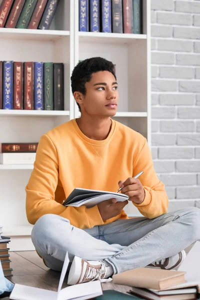 Estudiante Afroamericano Que Estudia Biblioteca —  Fotos de Stock