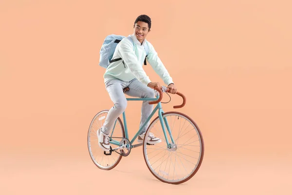 Estudiante Afroamericano Masculino Montando Bicicleta Sobre Fondo Color — Foto de Stock