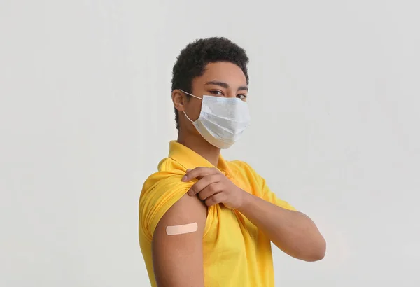 Jonge Afro Amerikaanse Man Masker Met Toegepaste Medische Patch Witte — Stockfoto