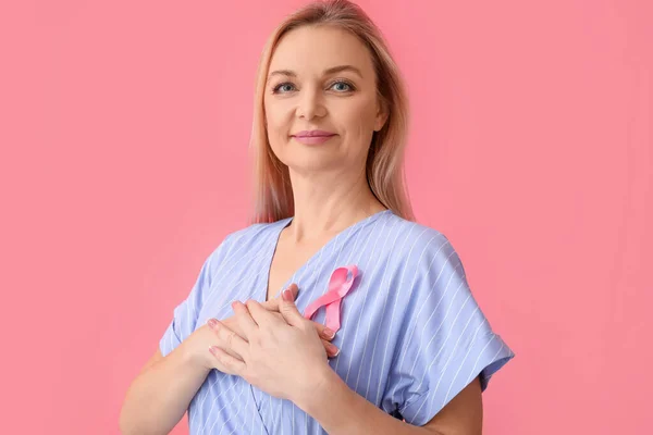 在彩色背景上拿着粉色意识带的女人 乳腺癌意识概念 — 图库照片