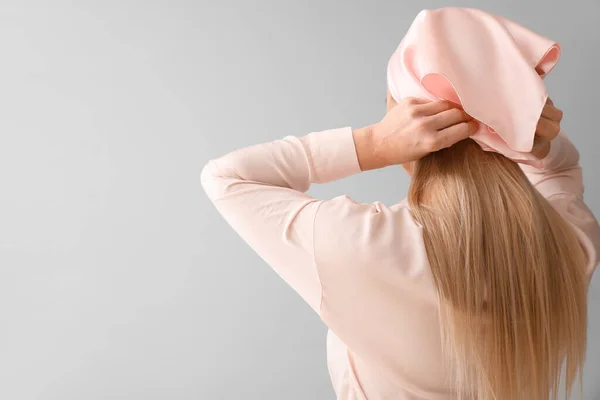 在浅色背景上戴粉色头巾的女人 乳腺癌意识概念 — 图库照片