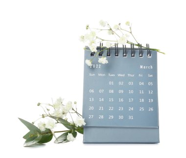 Uluslararası Kadınlar Günü kutlamaları için takvim ve çiçekler beyaz arka planda