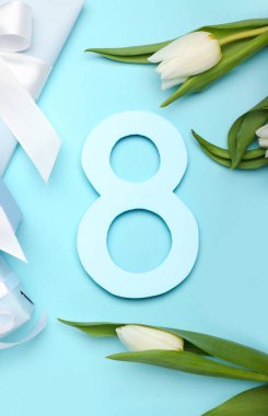 Kağıt figür 8 ile kompozisyon, laleler ve hediye kutlaması Uluslararası Kadınlar Günü için renk arka planında