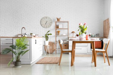 Uluslararası Kadınlar Günü kutlamaları için iç mekanda şık bir yemek masası.