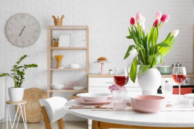 Uluslararası Kadınlar Günü kutlamaları için ışık odasında yemek masası.