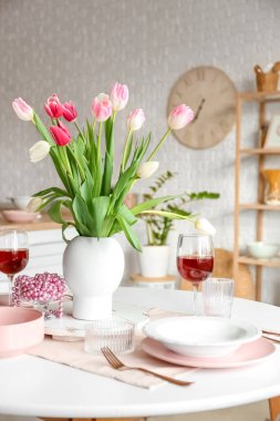 Uluslararası Kadınlar Günü kutlamaları için aydınlık odada güzel bir sofrayla yemek masası