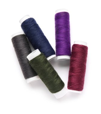 Beyaz arkaplanda farklı iplik makaraları