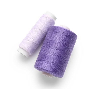 Beyaz arkaplanda farklı iplik makaraları