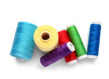 Beyaz arkaplanda farklı iplik makaraları