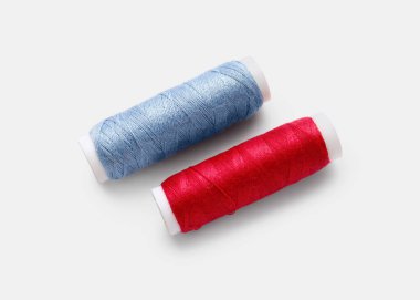 Beyaz arkaplanda farklı iplik makaraları