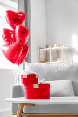 Sevgililer Günü için dekore edilmiş masadaki hediye kutuları.