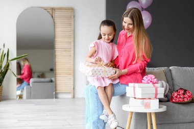 Uluslararası Kadınlar Günü 'nde hediyeli küçük bir kız ve annesi evde.