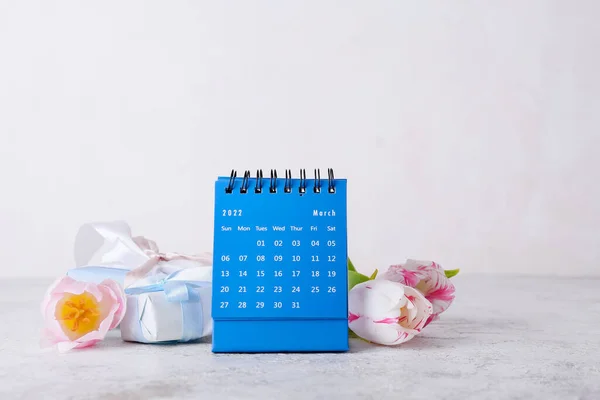 Календарь Подарочная Коробка Цветы Празднования Международного Женского Дня Светлом Фоне — стоковое фото