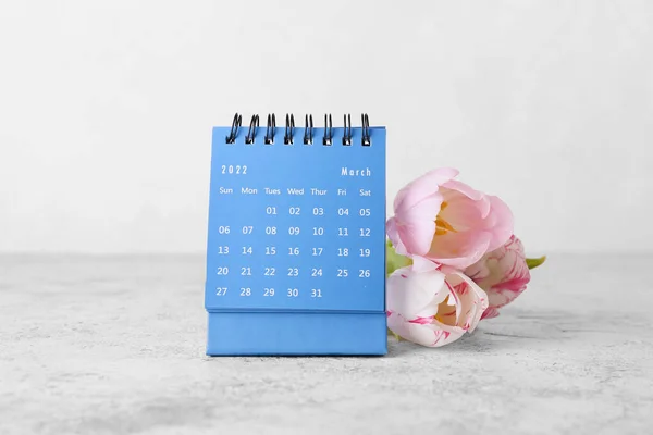カレンダーと国際女性デーの花光の背景でお祝い — ストック写真