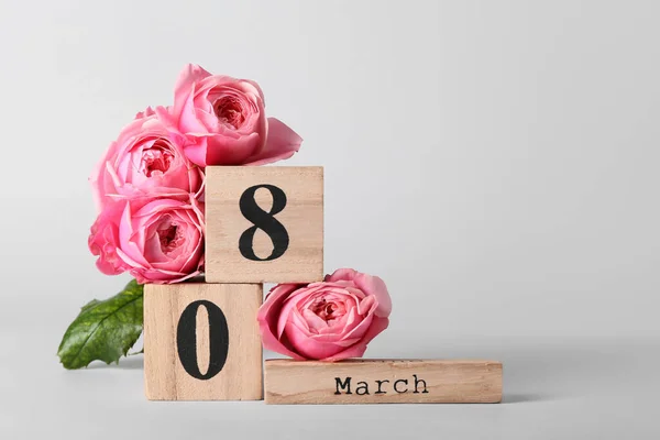 轻松背景下庆祝国际妇女节的日历和花朵 — 图库照片