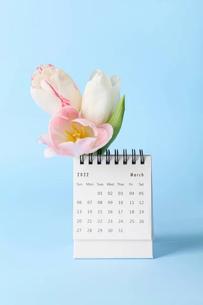 Calendario Fiori Celebrazione Della Giornata Internazionale Della Donna Sfondo Blu — Foto Stock