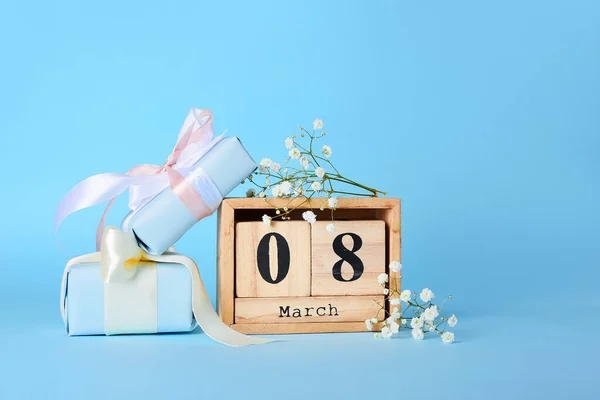 Kalender Geschenkschachteln Und Blumen Zum Internationalen Frauentag Auf Blauem Hintergrund — Stockfoto