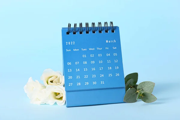 Календарь Цветы Празднованию Международного Женского Дня Синем Фоне — стоковое фото
