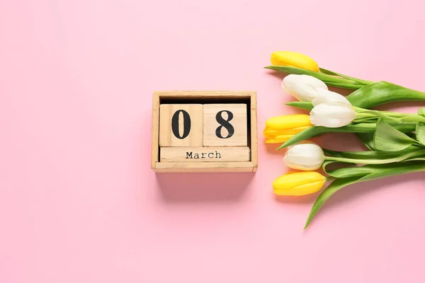 Kalender Och Blommor För Internationella Kvinnodagen Firande Rosa Bakgrund — Stockfoto