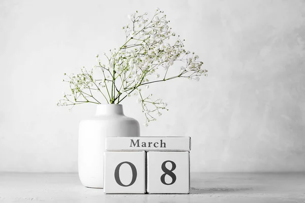 Kalender Och Vas Med Blommor För Internationella Kvinnodagen Firande Ljus — Stockfoto