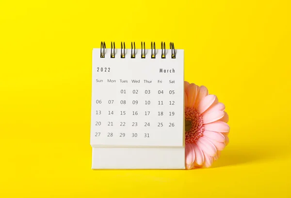 在黄色背景下庆祝国际妇女节的日历和花朵 — 图库照片