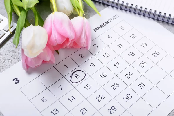 庆祝国际妇女节的日历和鲜花摆在桌面上 — 图库照片