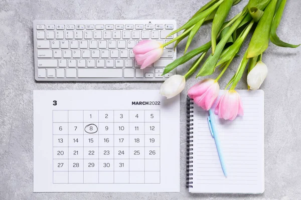 电脑键盘 日历和花 用于灰色背景的国际妇女节庆祝活动 — 图库照片