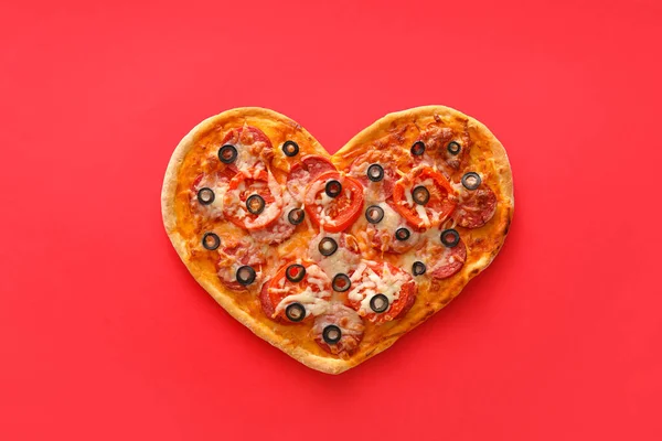 Pizza Saborosa Forma Coração Fundo Vermelho Celebração Dia Dos Namorados — Fotografia de Stock