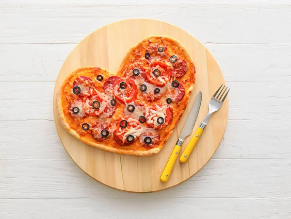 Tafel Mit Leckerer Herzförmiger Pizza Auf Weißem Holzgrund Valentinstag Feier — Stockfoto