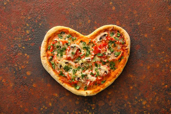 Pizza Forma Coração Saborosa Fundo Grunge Celebração Dia Dos Namorados — Fotografia de Stock