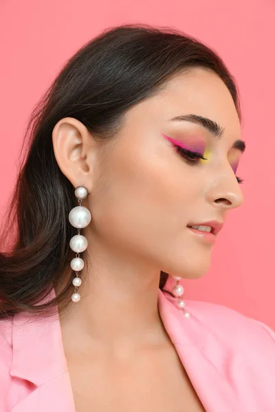 Kreatív Smink Elegáns Fülbevaló Rózsaszín Háttér Nemzetközi Nőnap — Stock Fotó