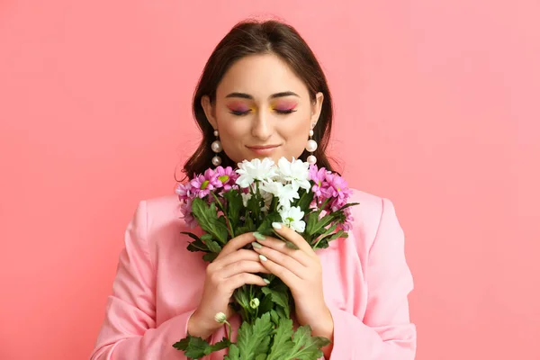 Femme Avec Maquillage Créatif Tenant Bouquet Fleurs Sur Fond Rose — Photo